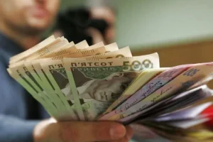 Зарплати чиновників в Україні зросли на 19,3%: хто отримує найбільше