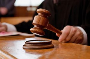 Заступницю керівника апарату Козятинського суду Олену Шморгун засудили за хабар і приховування документів