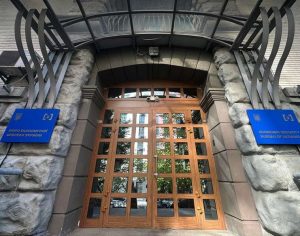 «Бензиновий договірняк»: як детективи БЕБ та прокурори «злили» справу незаконної АЗС у Києві за допомогою безробітного «фунта»