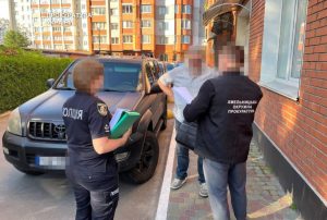 Тіньовий дерибан 60 гектарів на Хмельниччині: як чиновники, адвокат та реєстратори виводили комунальну землю за фальшивими боргами