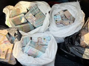 НАБУ оприлюднило фото з обшуків у справі Мудрої, Микитася та Столара: вилучено значні обсяги готівки
